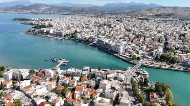 Euripus boğazı ve Chalkida şehir kıyı şeridine ait hava manzarası, Yunanistan