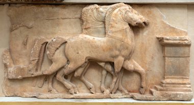 Antik Yunan yardım heykeli Siphnian Hazinesinden at ve at arabası