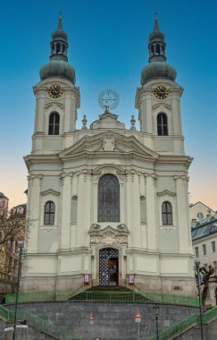 Çek Cumhuriyeti, Karlovy Vary 'deki Saint Mary Magdalene Kilisesi' nin barok cephesi
