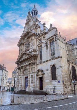 Saint-Etienne-du-Mont Kilisesi 'nin ön cephesi Paris, Fransa' da gün batımında