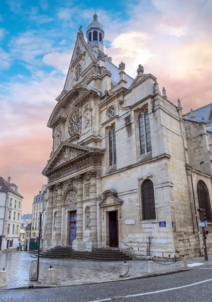 Saint-Etienne-du-Mont Kilisesi 'nin ön cephesi Paris, Fransa' da gün batımında