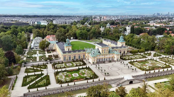 Barok Wilanow Sarayı 'nın havadan görünüşü ve Varşova, Polonya' daki resmi bahçeler.