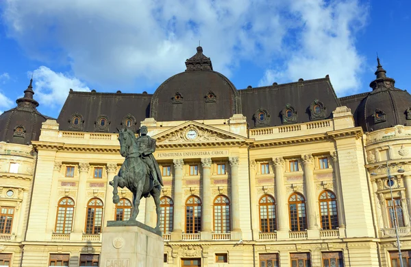 Estatua del rey Carol I frente a la Biblioteca de la Universidad Central de Bucarest, Rumania — Foto de Stock