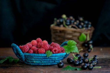 Farklı sepetlerde ahududu ve frenk üzümü