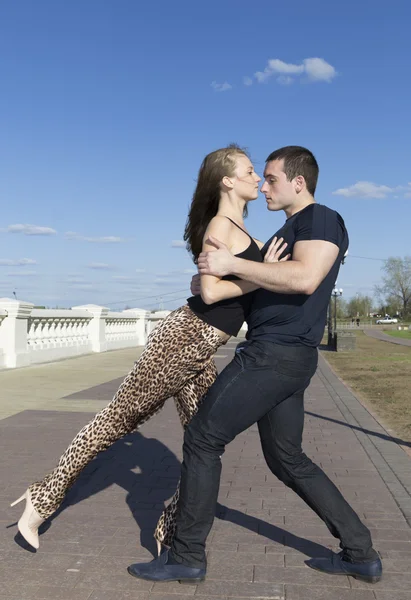 Mladý muž s mladou ženou tančí blízko u sebe — Stock fotografie
