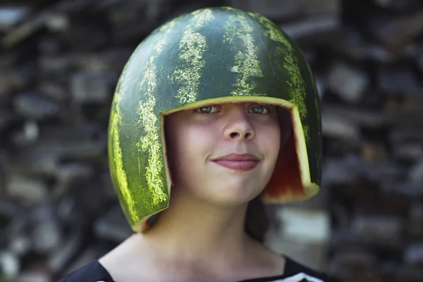 Kafasını kavun kask ile genç kız
