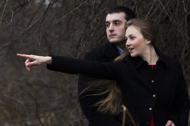 Mutlu genç çift adam nerede bakan kadın parkta işaret