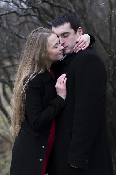 Giovane coppia baciare nel parco con gli occhi chiusi — Foto Stock
