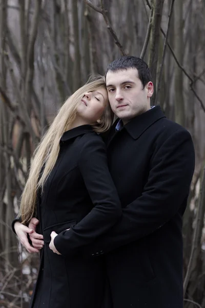 Abrazando pareja sobre el parque Falls backgroun. mujer ojos cerrados —  Fotos de Stock