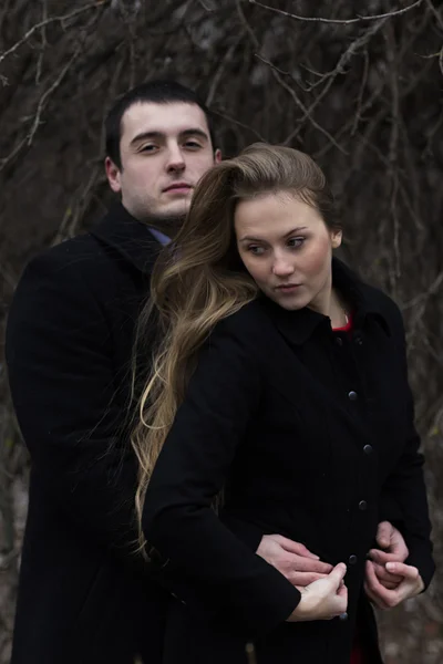 年轻夫妇拥抱在黑色外套 — 图库照片