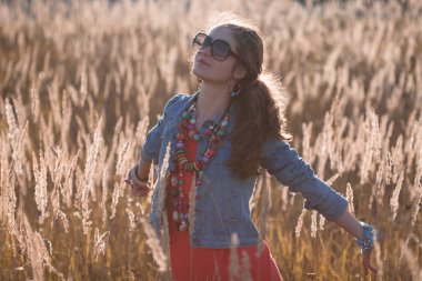 Güneş ışınları alanında moda kız