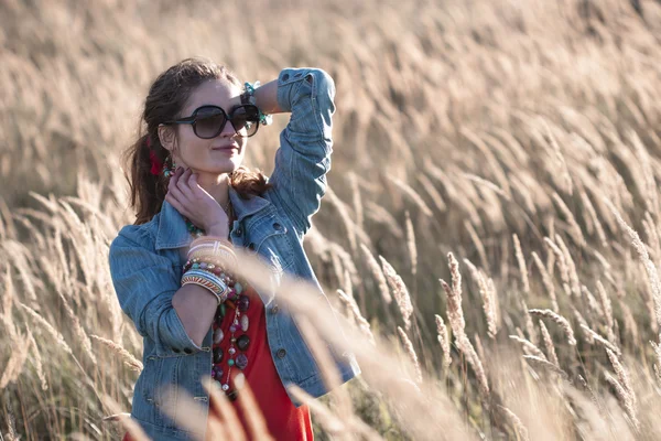 Attractive girl on the field in sun rays — Stock Photo, Image