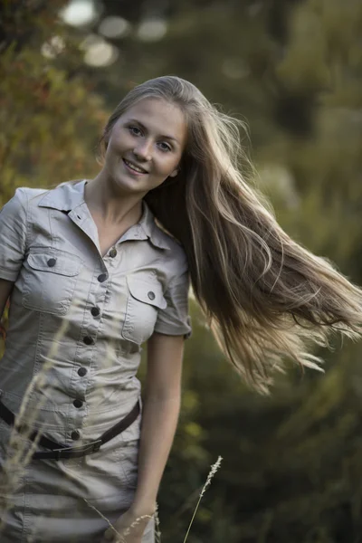 Joven chica atractiva moviendo el pelo largo hasta — Foto de Stock