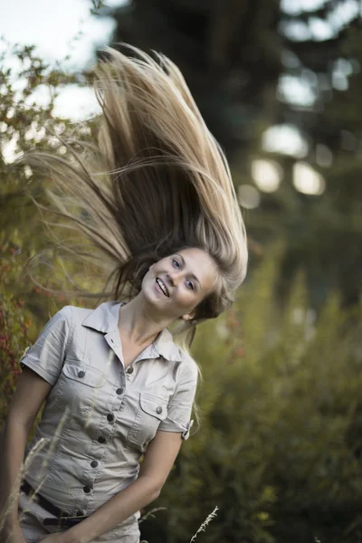 Joven chica atractiva moviendo el pelo largo hasta — Foto de Stock