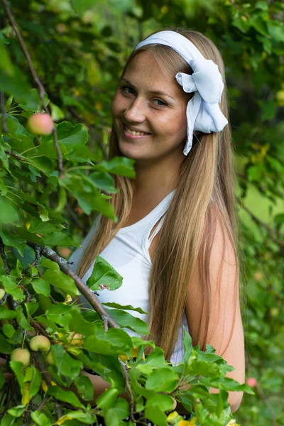Самая счастливая девушка улыбается в яблоневом саду — стоковое фото