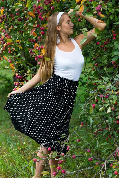 リンゴの木の下でたてる美しい少女 — ストック写真