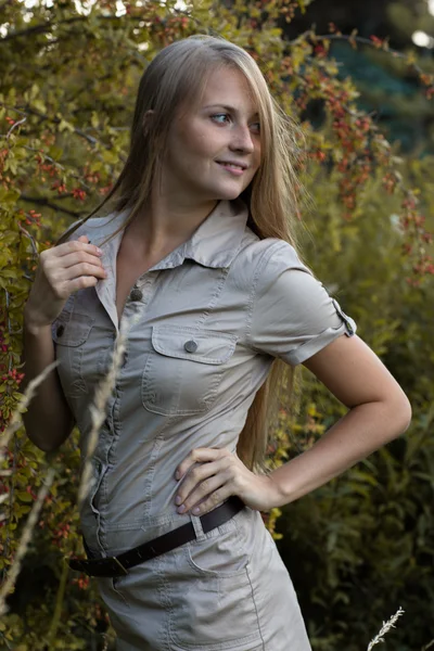 Retrato de medio cuerpo de chica atractiva en el parque de otoño —  Fotos de Stock