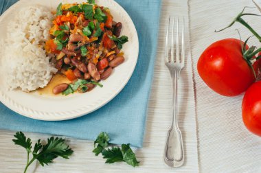 Hazırlanan fasulye ve pirinç sebze ile