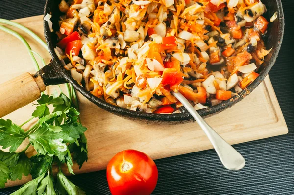 Pişmiş sebze ve mantar tavada 