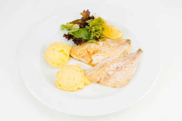 Roasted fish fillet with green salad — Stock Photo, Image