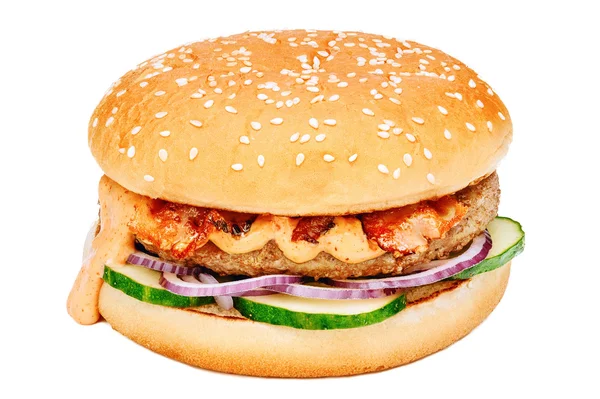 Hamburger z wołowiny, ogórkiem i cebulą — Zdjęcie stockowe