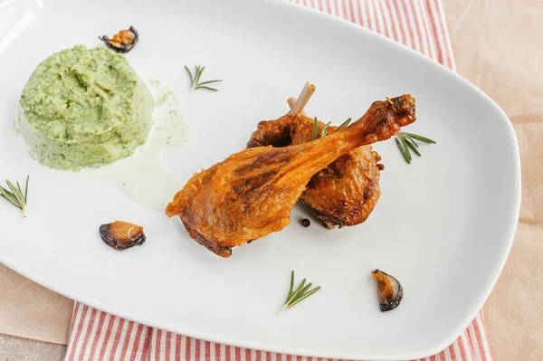 Kızarmış tavuk budu.