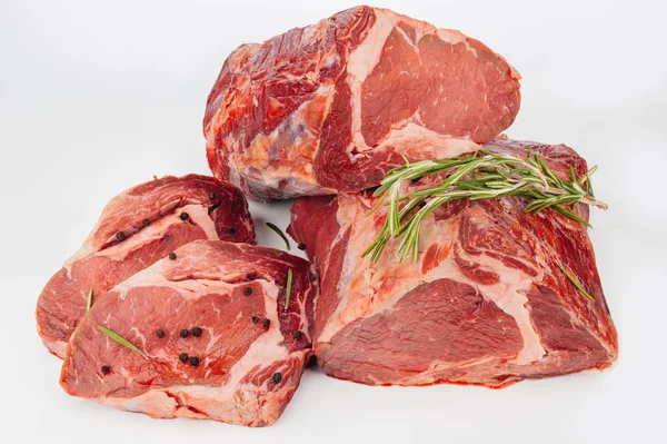 Otlar ve baharatlar ile çiğ et