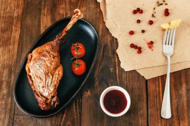 Kızarmış tavuk budu.