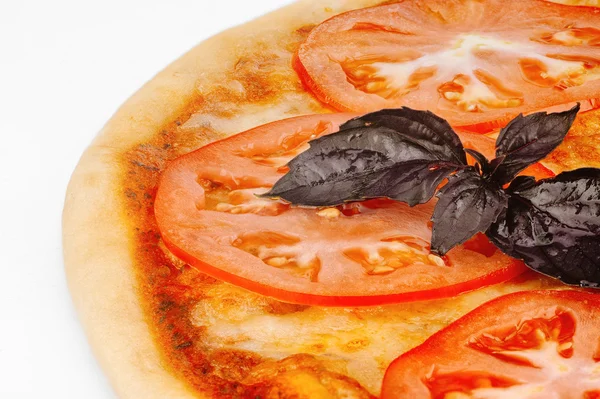 Pizza vegetariana com queijo e tomate — Fotografia de Stock