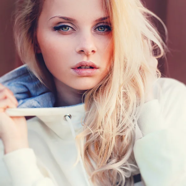 Beautiful girl outdoor in the park looking at you — Stock Photo, Image