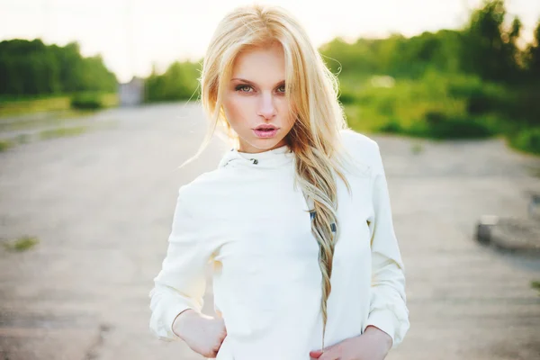 Beautiful girl outdoor in the park looking at you — Stock Photo, Image