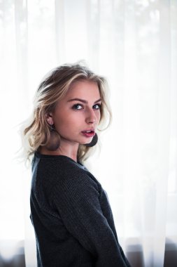 Cam kenarında oturan güzel Bayan