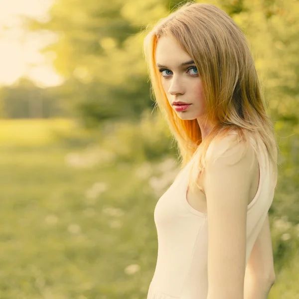 Belleza mujer en vestido retrato sobre brillante luz del día fondo —  Fotos de Stock