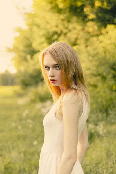 Girl in the park in a white dress closeup potrtait — Stock Photo, Image