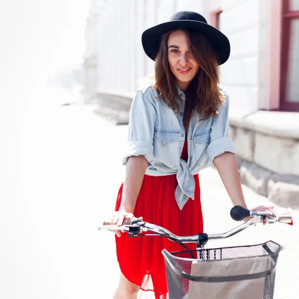 Junge Frau mit Fahrrad im Freien Porträt. — Stockfoto