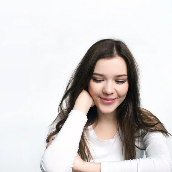 Retrato de una hermosa joven pensando, aislada sobre fondo blanco — Foto de Stock