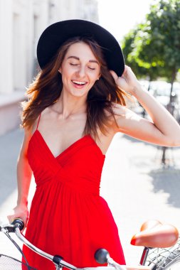 Güzel kız açık havada bisiklet ile gülümseyen. Portre portre.