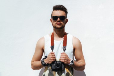 Kamera açık havada adamla genç hipster closeup.