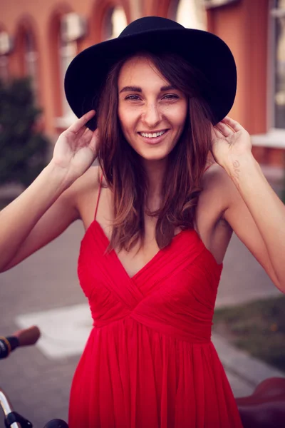 Szép mosolygó lány kalap városi portré — Stock Fotó