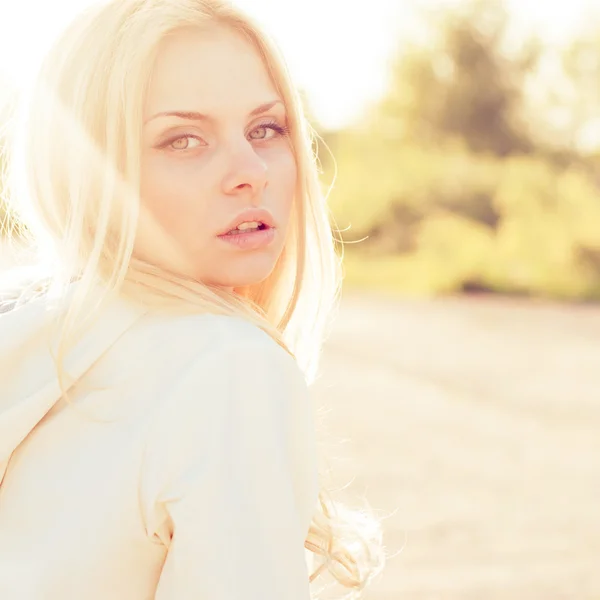 Blond meisje close-up portret in zon-stralen — Stockfoto