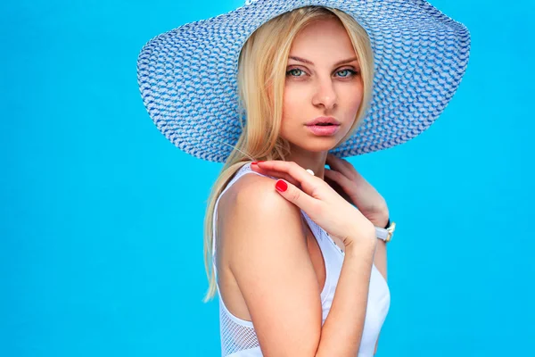Beautiful fashion girl in hat — Stock Photo, Image