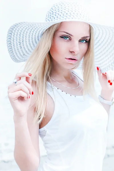 The girl in the hat closeup fashion portrait — Stock Photo, Image