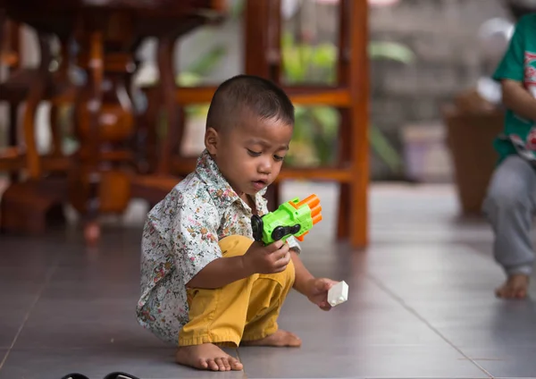 Niño Jugando Con Juguetes Suelo — Foto de Stock