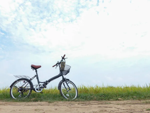 Una Bicicleta Aparcada Junto Campo Arroz —  Fotos de Stock