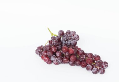 Beyaz arka planda bir demet menekşe üzümü.