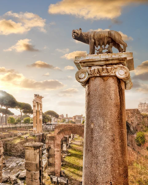 Slavné římské ruiny v Římě, Itálie — Stock fotografie
