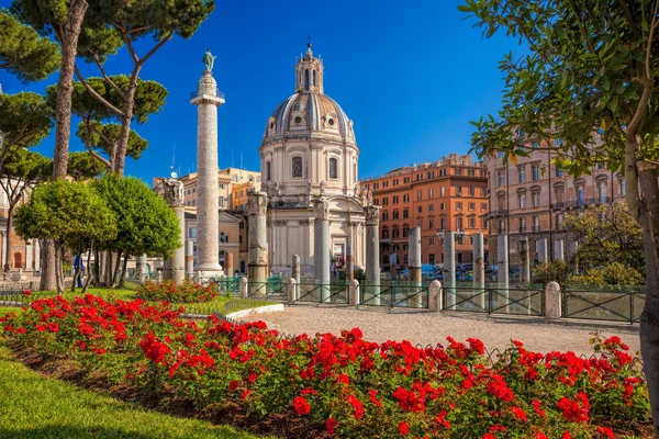 Řím s kostelem Santa Maria di Loreto proti Traianus sloupec v Itálii — Stock fotografie