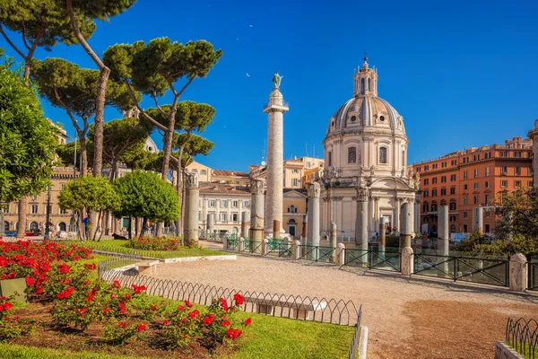 Roma cu biserica Santa Maria di Loreto împotriva coloanei Traian din Italia — Fotografie, imagine de stoc