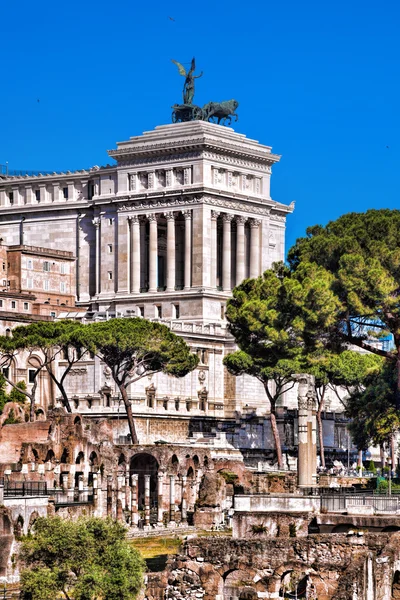 Foro Romano con Monumento Nazionale di Vittorio Emanuele II a Roma — Foto Stock