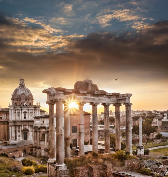 Famosas ruinas romanas contra el amanecer en Roma, Italia — Foto de Stock